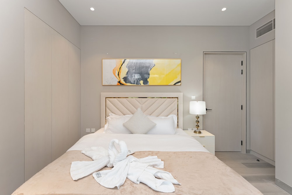 SIMPLY COMFORT  Bright Apartments Steps from Marina Walk