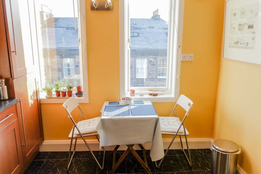 Sophisticated Edinburgh Apartment in City Centre