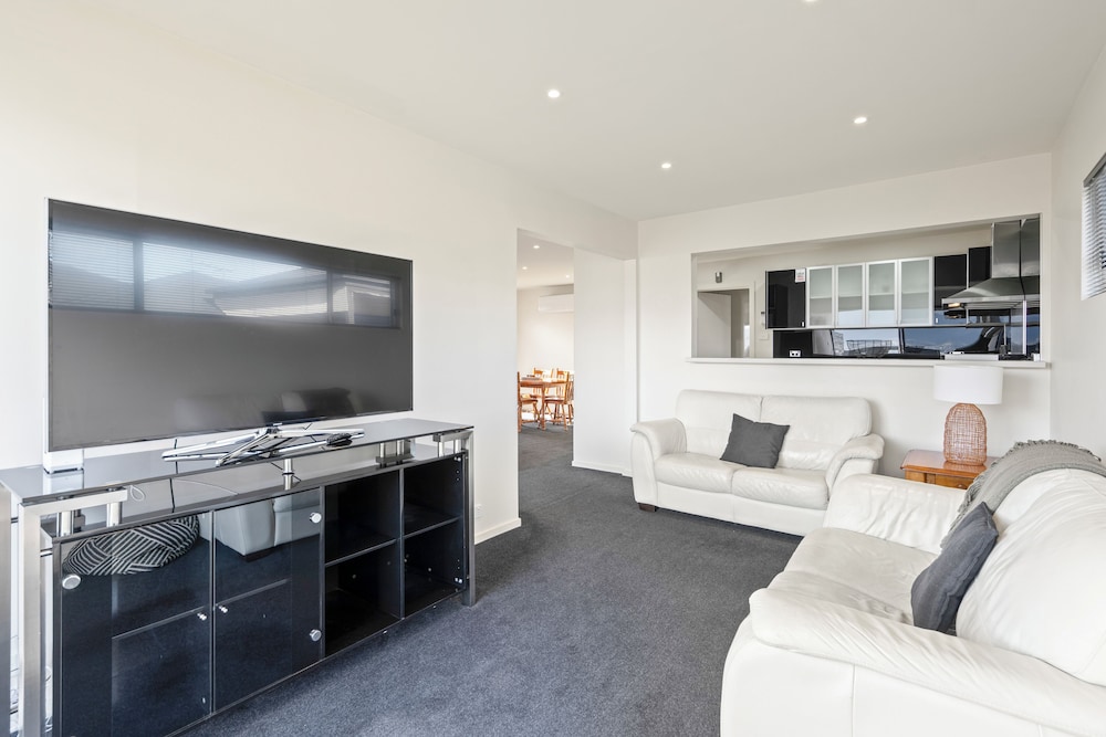 Tranquil Tranmere- City Views- 3 Bedroom