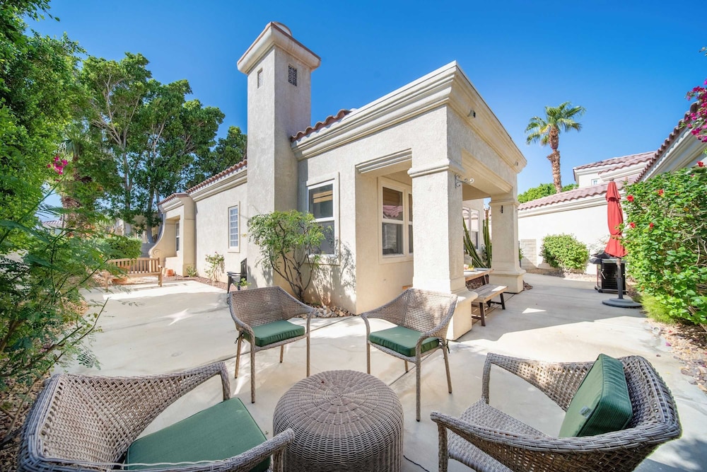 Bright Desert Villa w Pool Tennis