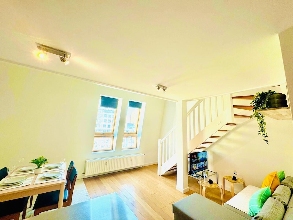 One bedroom flat near train station view 3
