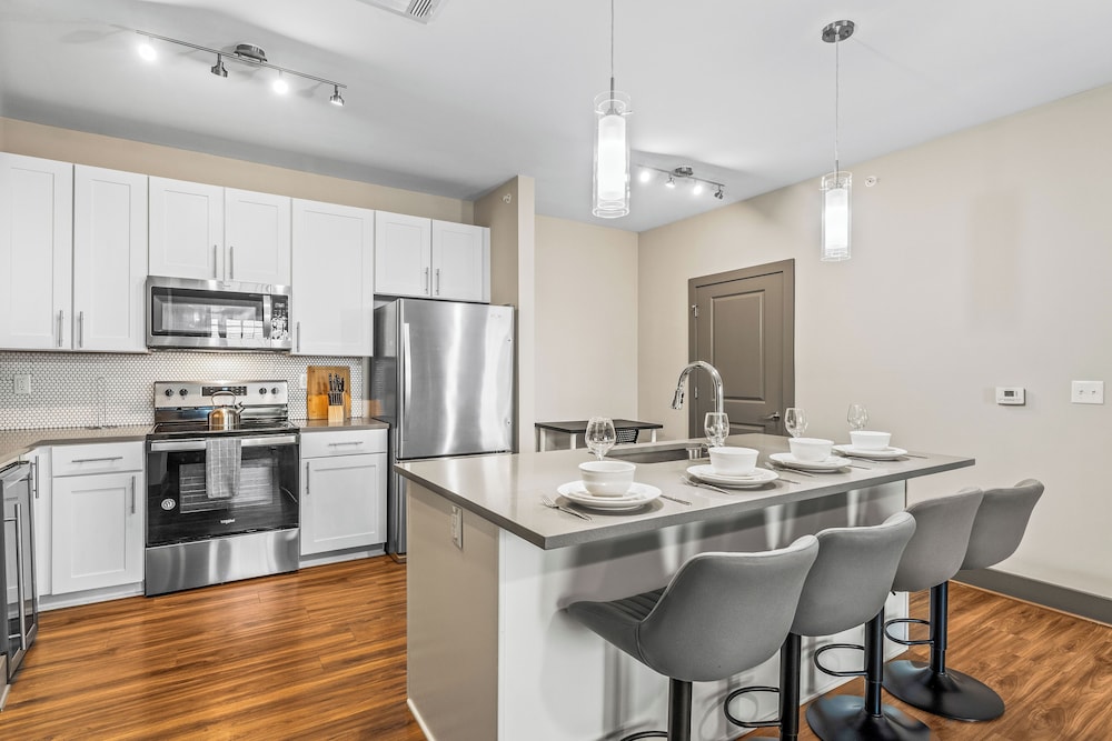 Monarch Apartments 15m to Parks, Pet Friendly, Free Parking by Heavenly Homes