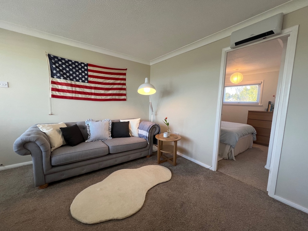 Beach Chalet - 2 Bedrooms - 4 Guests - Parking