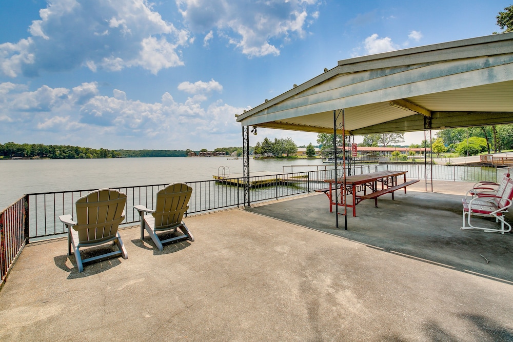 Cozy Hot Springs Vacation Rental on Lake Hamilton! view 3