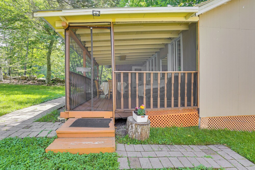 5 Mi to Monticello Raceway: Cabin w/ Pool Access!