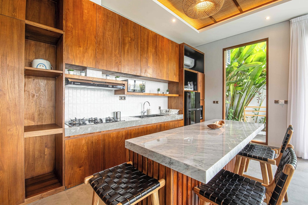 5-br Beach Villa in Canggu Overlooking Rice Fields