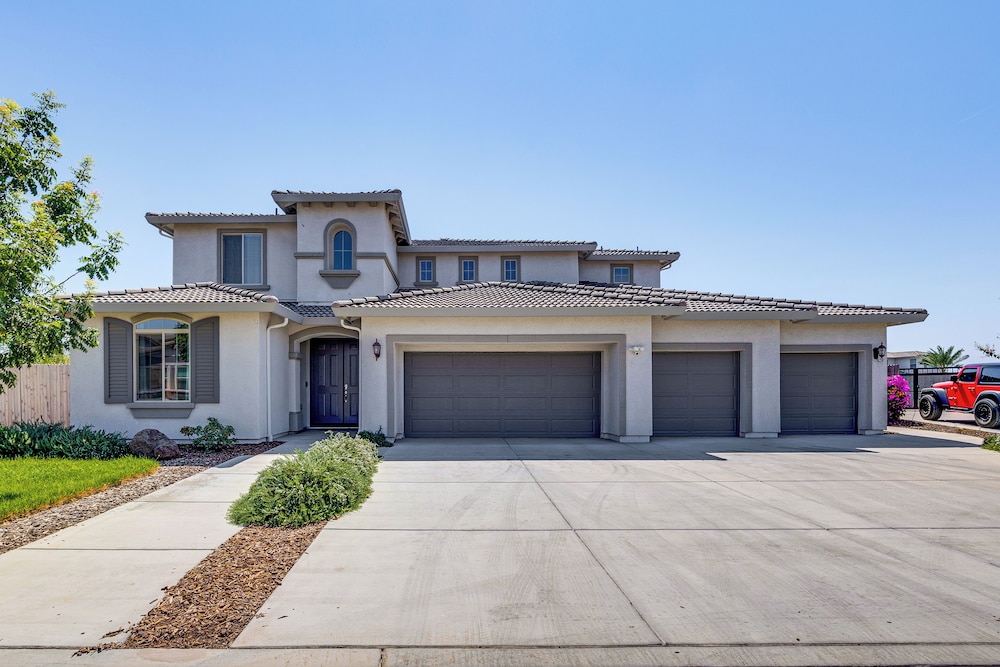 1 Mi to Golf! Spacious & Modern Home in Dinuba