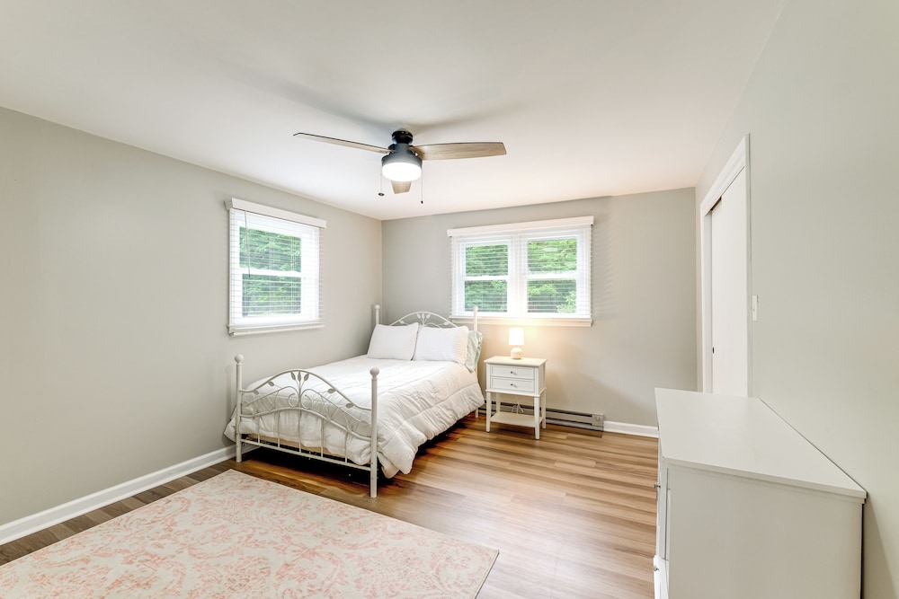 Alleghany Mountain Cottage w/ Porch & Backyard