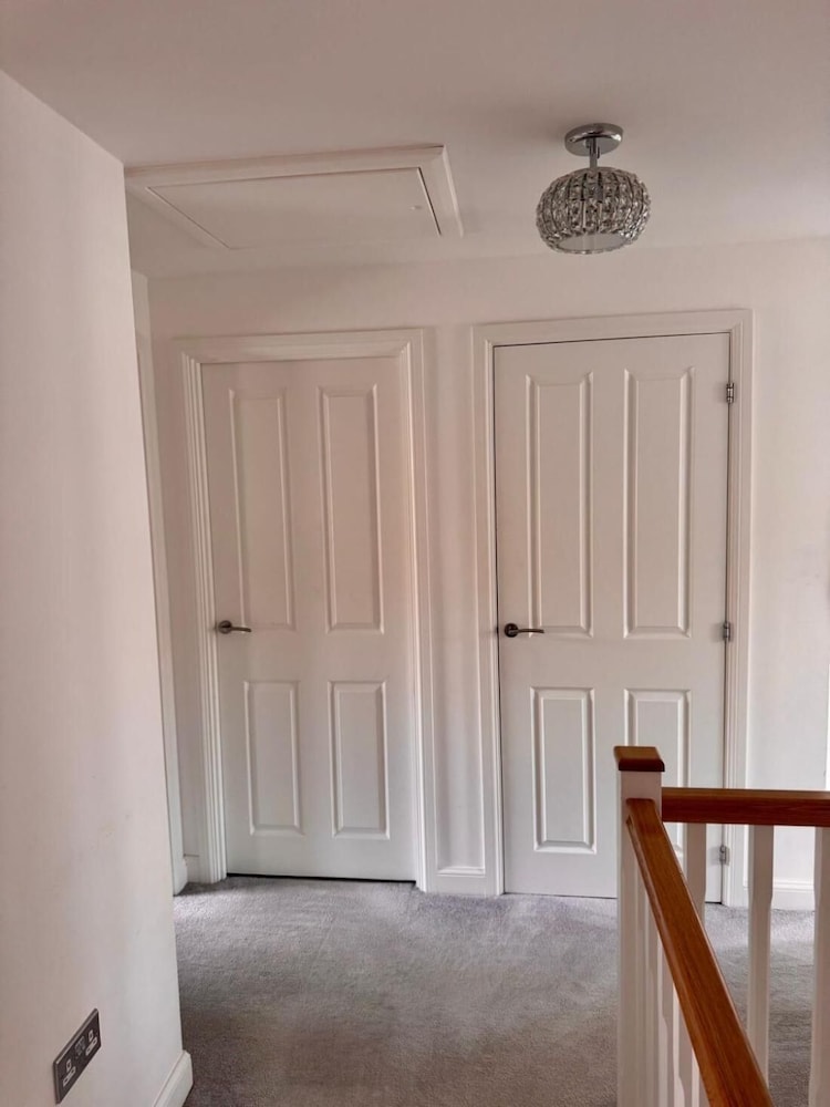 High END Spacious 4 Bed House - Free Parking