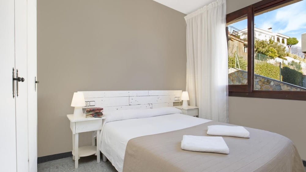 Vila Maer in Blanes With 5 Bedrooms and 2 Bathrooms