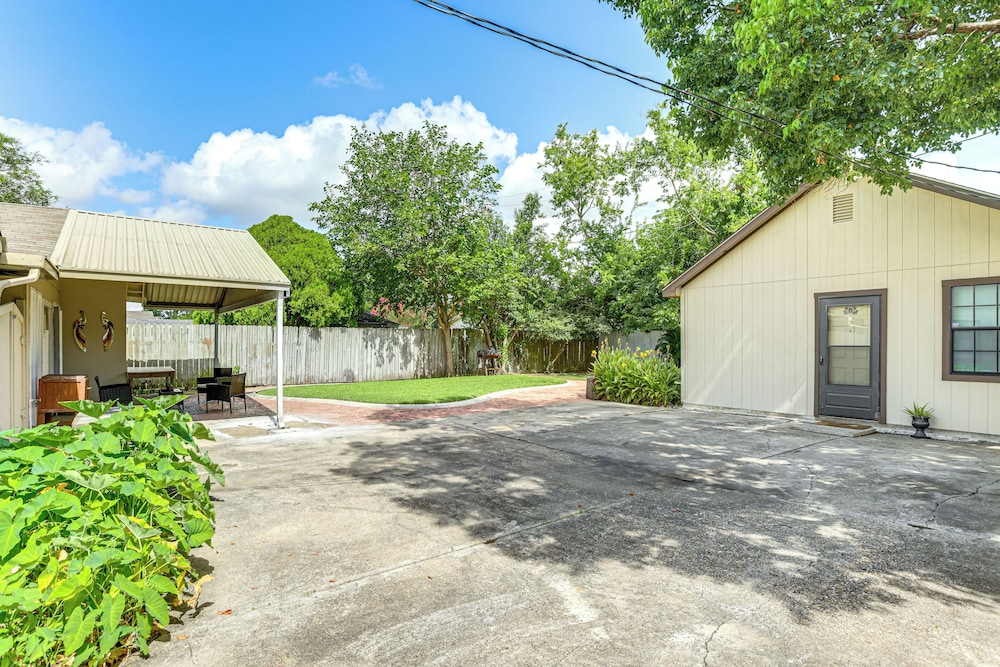 7 Mi to Dtwn Houston: Family Home w/ Patio & Yard