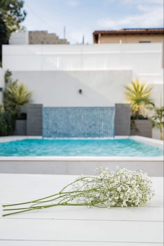 Hollywood Hills Heatpool BBQ Prime Location