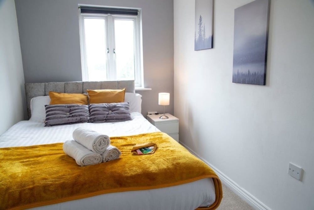 Contractorscleancharming 2-bed House in Coventry view 4