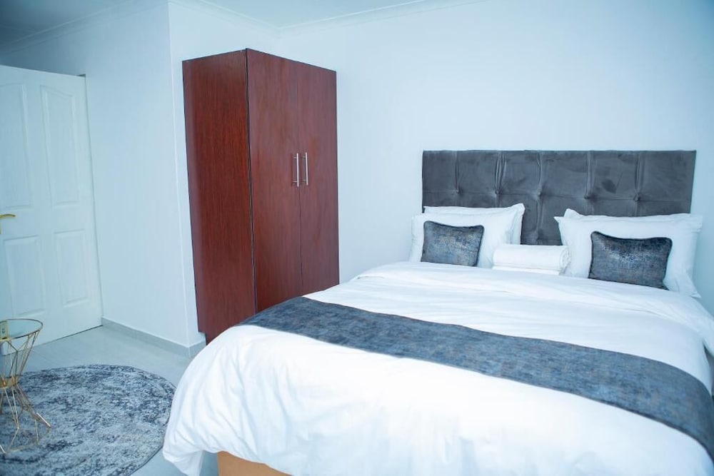 PLATINUM EAGLE GUEST HOUSE view 2