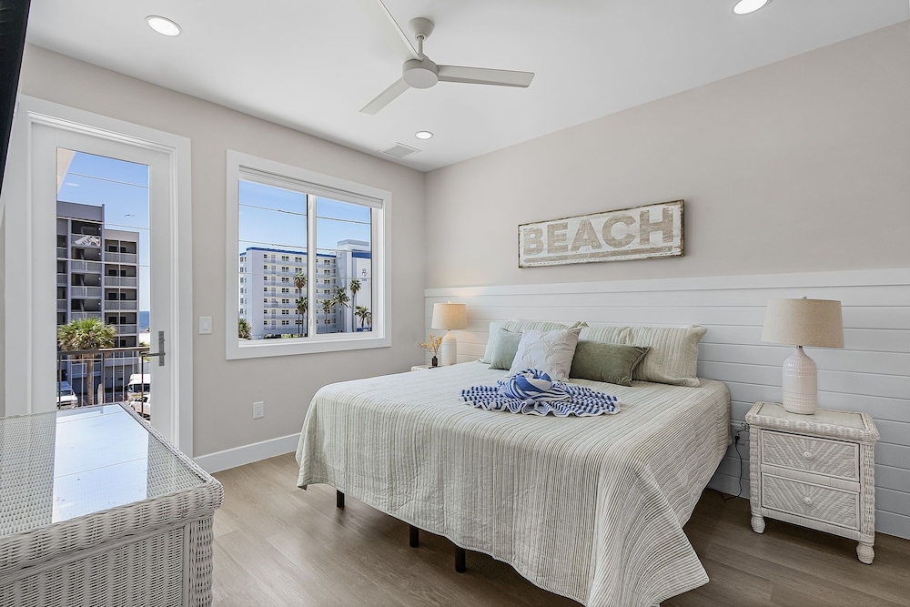 319 Bay & Beach Blessings: Pool Home W/ Water Views! 4 Bedroom Home