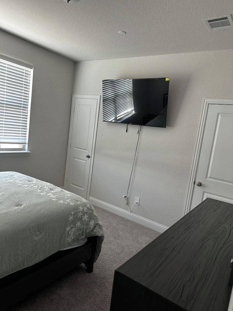 Spacious 2Br w/ Fireplace - Sleeps 4 - Bbq - Lake