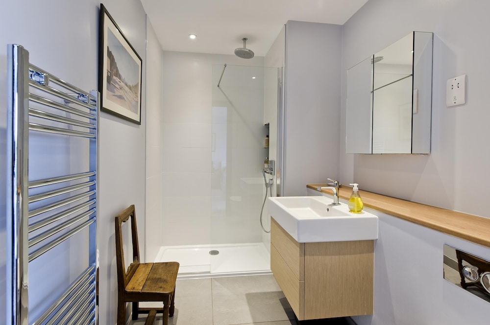 Fabulous 2-bed Penthouse Wimbledon