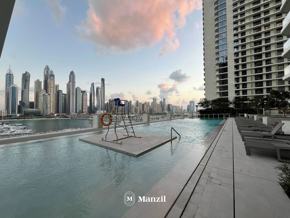 Manzil - Stylish 1BR in Emaar Beachfront