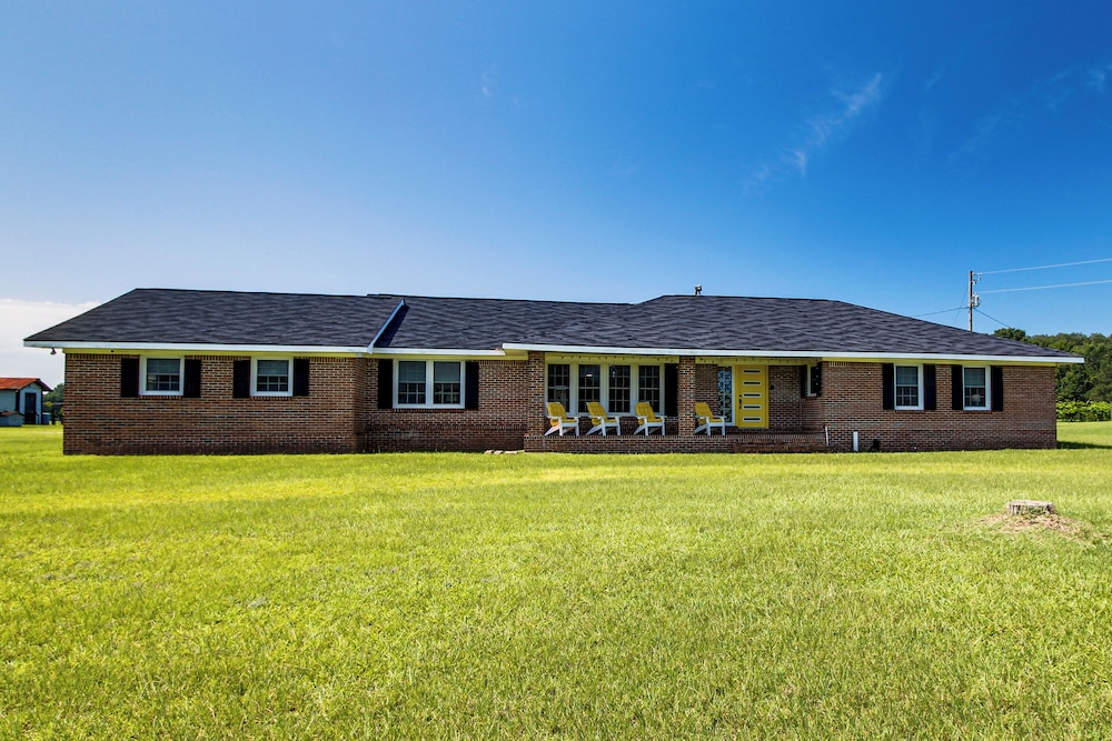 Group-friendly Home w/ Game Room in Albany!