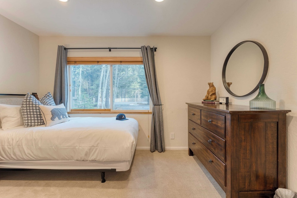Westlake Cabin by Avantstay Hot Tub, Near Skiing, Walk to Restaurants & Lake!