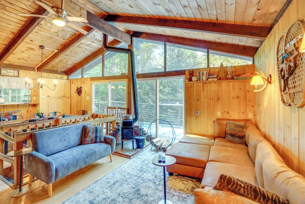 Treehouse Chalet Near Mt. Snow w/ On-site Trails!