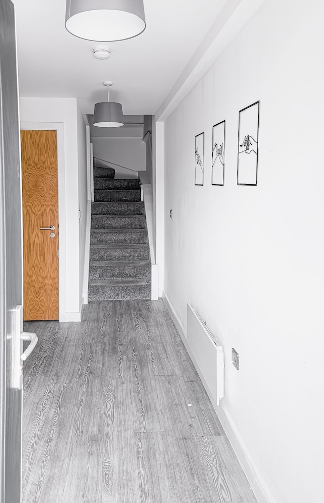 Salford - 2 Bed Apartment - Sleeps 4 - Wifi