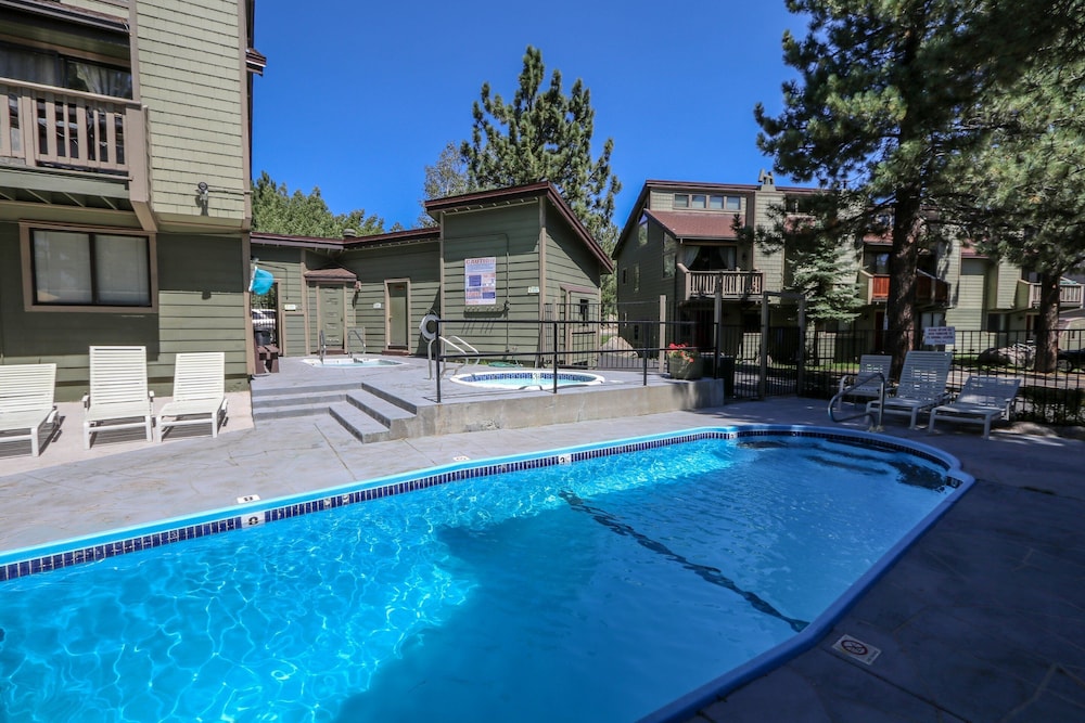 Mammoth Sierra Townhomes #25 3 Bedroom Condo