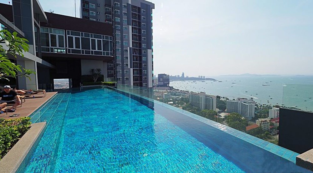 1BR Centric Sea 812 With Infinity Pool