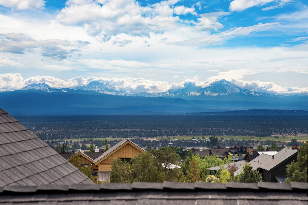 Brasada Ranch Retreat w/ Hot Tub + Views Resort Access w/ Pools, Horseback Riding, Sports, and More Hat Rock Loop by Avantstay