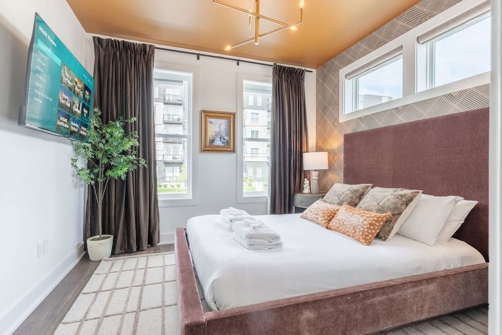Luxe 4BR Retreat With Rooftop Fire Pit Garage