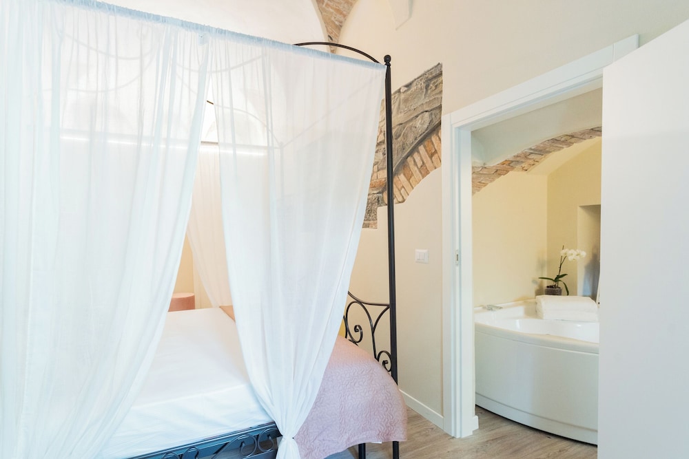 Romantic Escape City Centre With Jacuzzi & Parking by Rent all Como