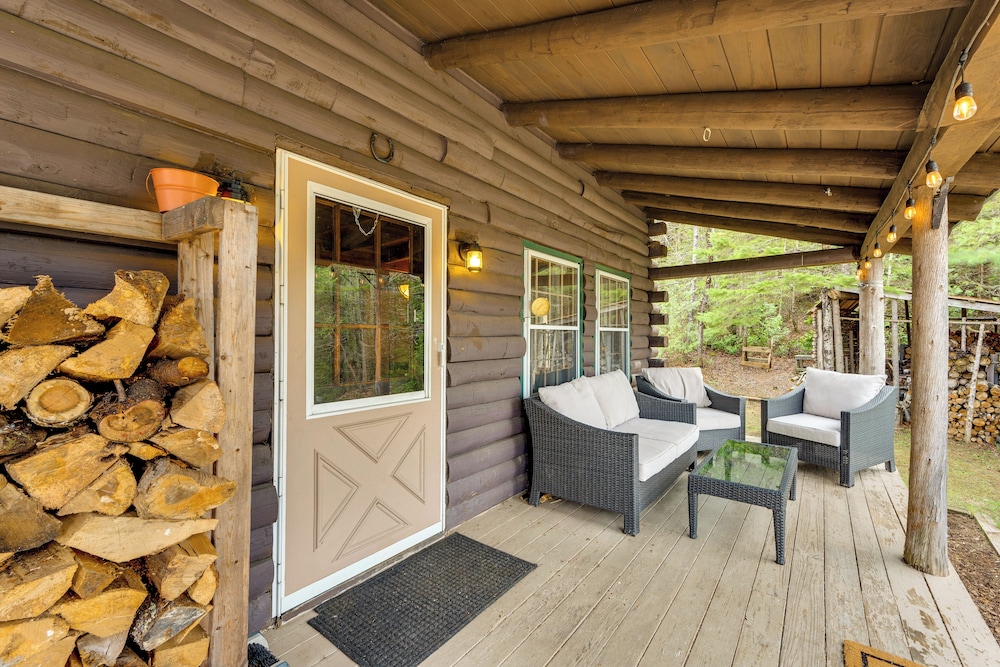 2 Mi to Lake Willoughby: Peaceful Log Cabin!