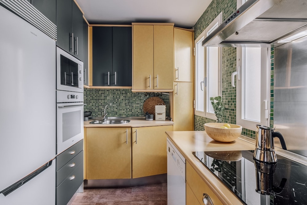 Abaj - 2 Bedrooms in Malasa A-universidad