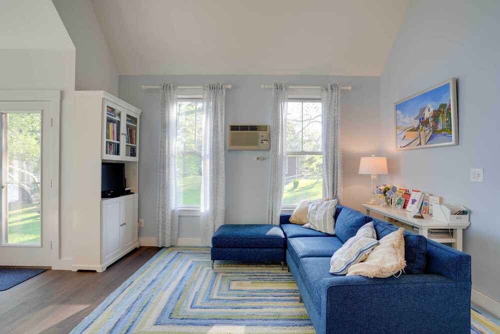 Waterfront Cottage in Summer Village w/ Grill