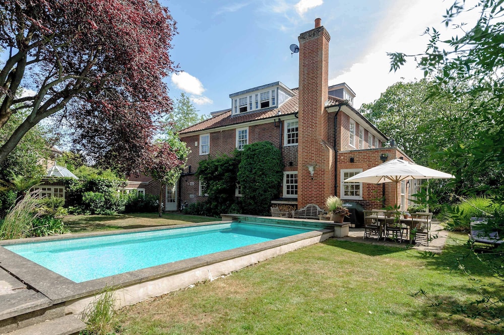 Beautiful Family Home w Garden Pool - Wimbledon