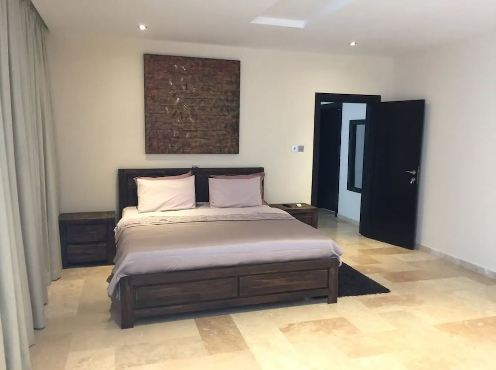 Euneva Court Townhouses - Bentley Place view 2