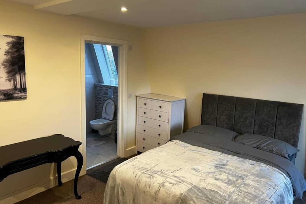 Cosy 3 Bedroom Apartment Next to the Emirates