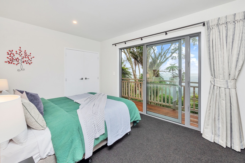 Spectacular Hilltop Retreat near Piha view 3