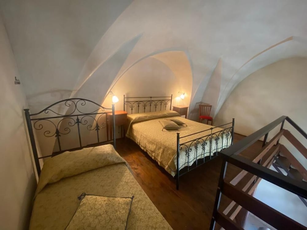 ONE WAY ROOMS