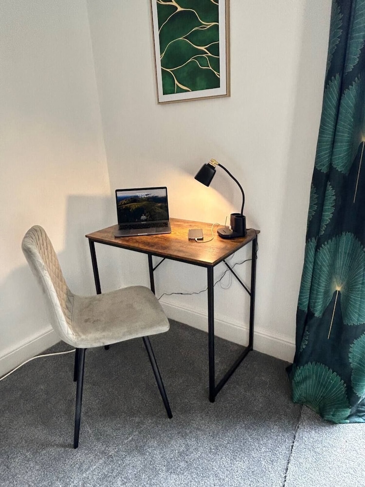 Stunning 2 BD Apartment in Cheltenham
