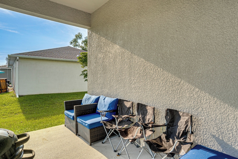 Golf, Shop & Beach-hop: Port Charlotte Gem w/ Yard