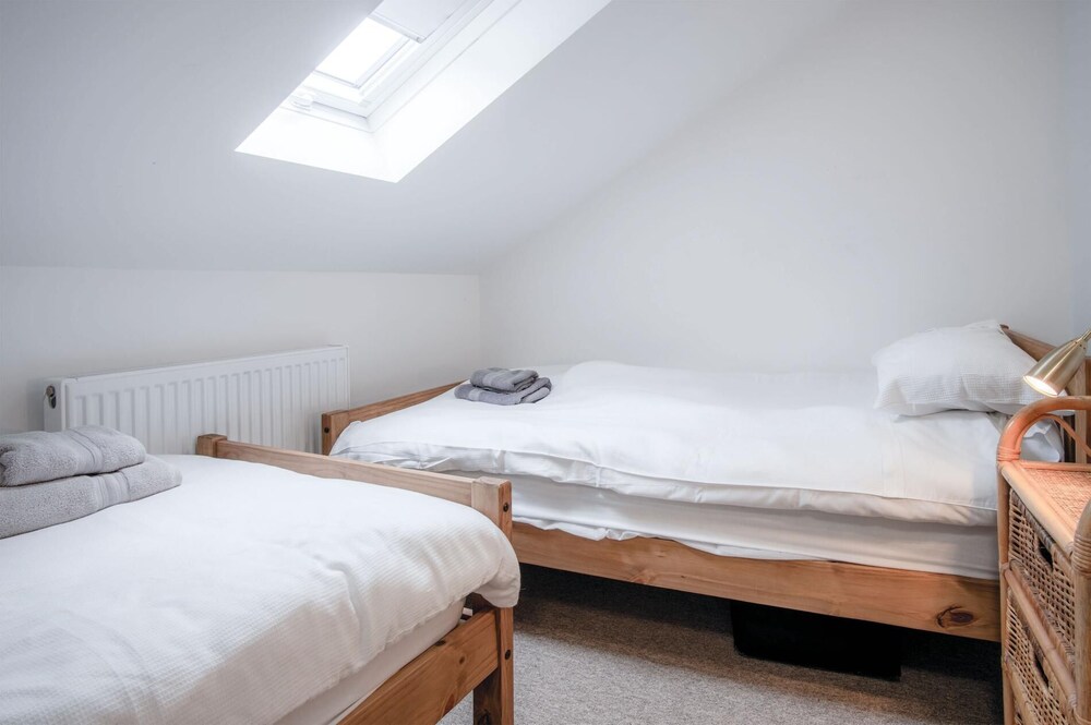 Yellow Cottage - 2 Bedroom Cottage - Dale