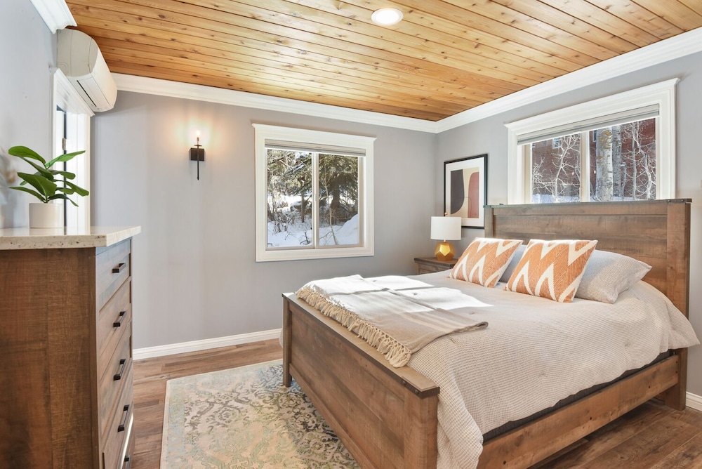Alpine Chalet Nature Lovers Rejoice! Chic 4 BDR view 3