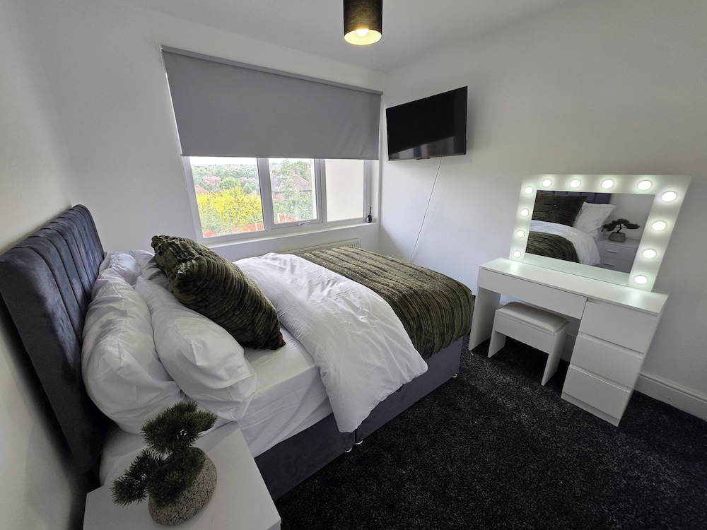 5 Beds, 7 Guests, Private Garden, Free Parking