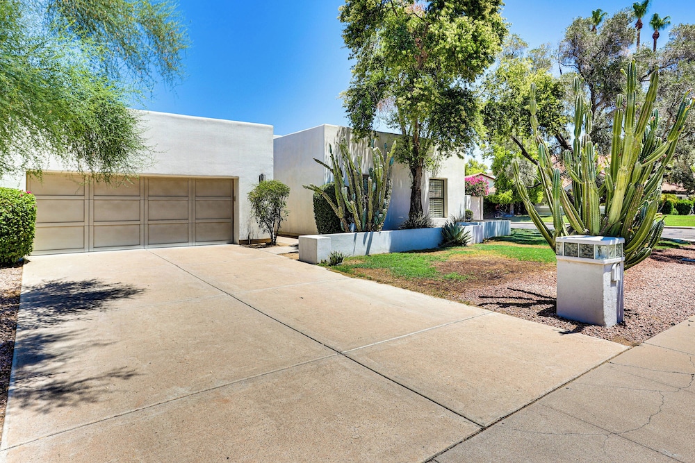 Dog Friendly! Modernist Oasis in North Scottsdale