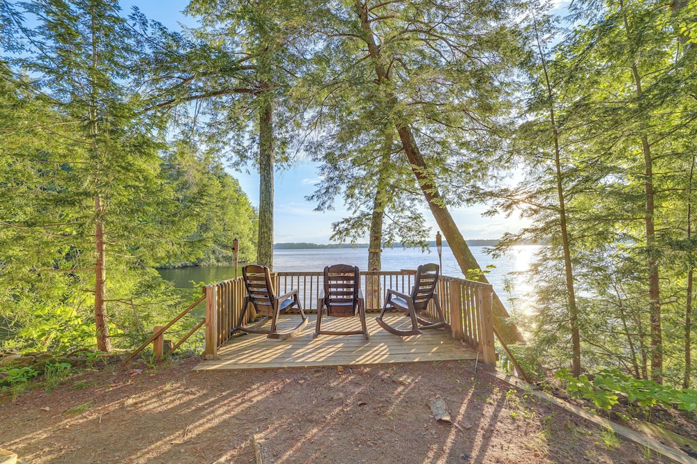 Peaceful Lakefront Maine Cabin w/ Sunset Views