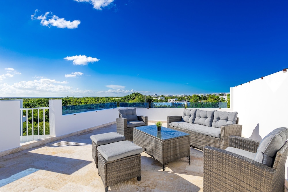 Relaxing 3-bedroom Villa With Pool Rooftop Jacuzzi in a Secluded Setting