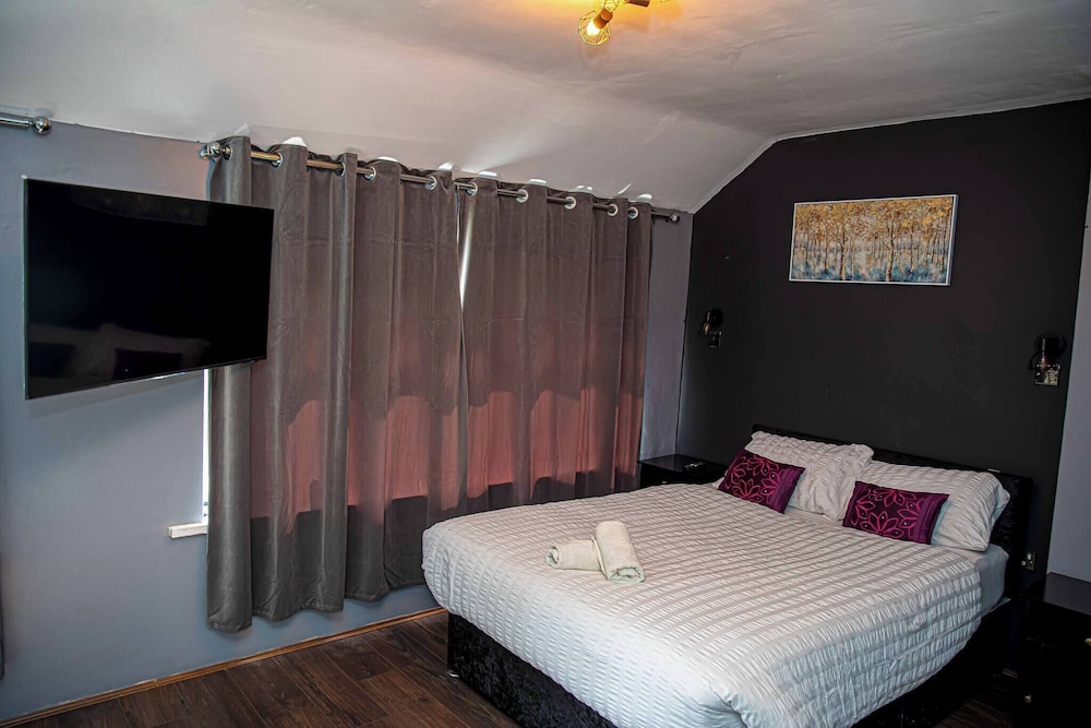 Home in Manchester Near Etihad Stadium - Parking