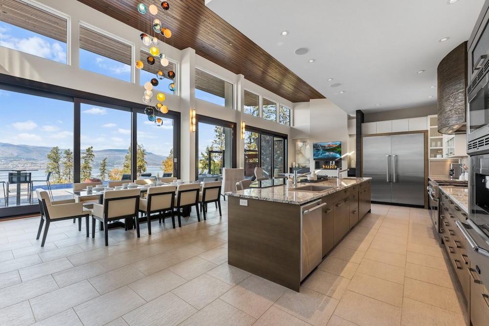 Lakeview Luxury Home in Vineyard w Infinity Pool hot tub