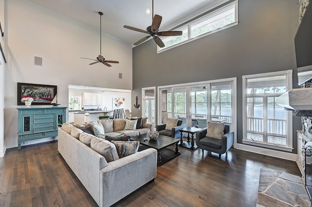 Lucky s Lake House by Avantstay Private Lake Bar